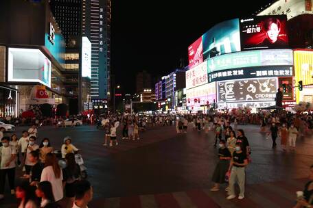 【4K】十字路口IFS五一广场人来人往