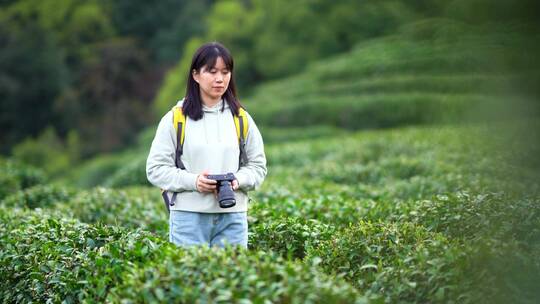 年轻活力青春女孩户外郊游踏青茶园相机拍照