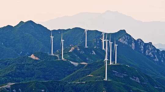 夏季绿色高山蓝天白云与风力发电机组