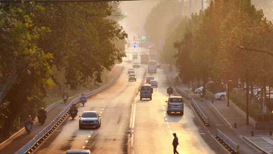 日出时分繁忙的城市道路