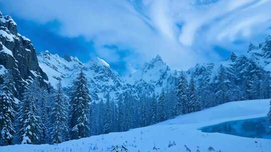 雪岭蓝光 云雾弥漫 冬日奇幻天地