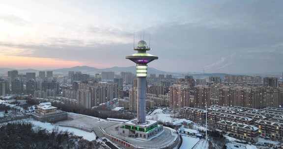 雪后城市中的高塔俯瞰全景