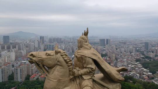 泉州郑成功雕像航拍丰泽区大坪山看市区阴天