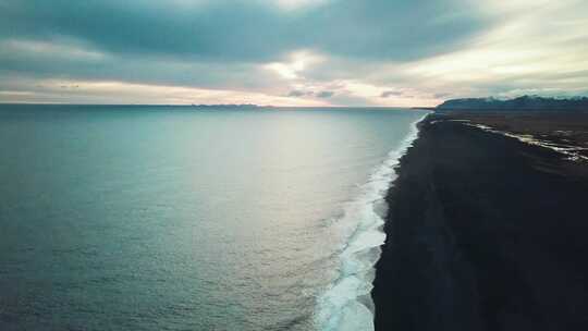 海，黑色海滩，海浪，黑沙