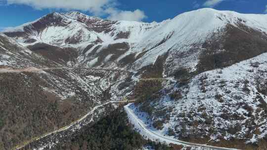 航拍雪后公路行车