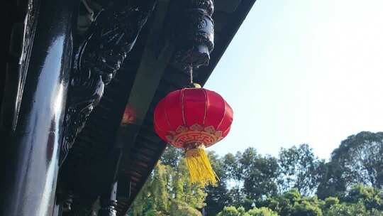 节日公园建筑屋檐挂着的红灯笼