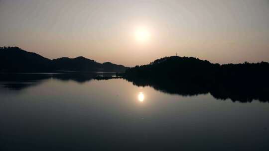 夕阳下湖光山色航拍