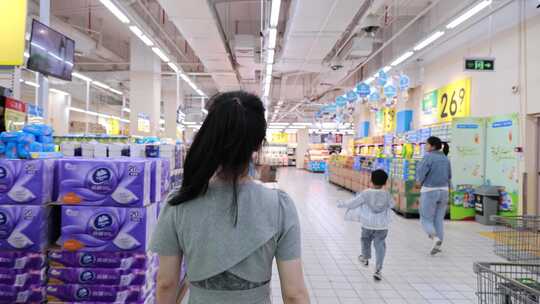亚洲年轻女子超市购物