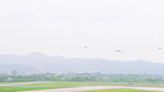 工轰炸机在天空飞行