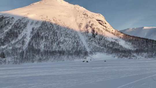 人们在冬季风景中骑雪地车