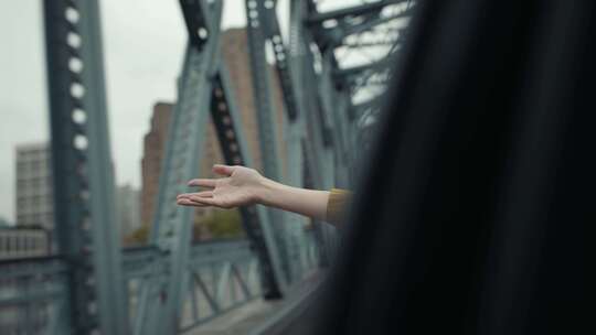 坐车的女孩把手伸出窗外感受风视频素材模板下载