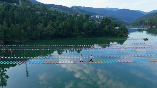 湖面上空行走 空中彩虹步道 景区游玩