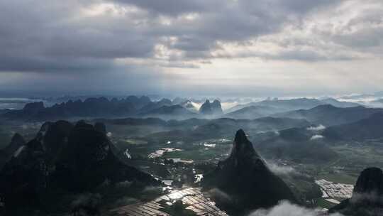 广西贺州，十里画廊，云雾丁达尔光延时航拍