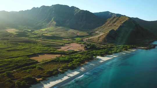 无人机拍摄显示夏威夷瓦胡岛日出时美丽的马库亚山谷和马库亚海滩。