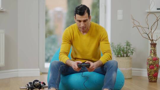 男人在家中打游戏视频素材模板下载