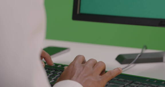 女人在电脑键盘上打字绿幕