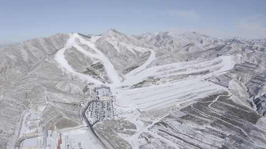 航拍内蒙古呼和浩特马鬃山滑雪场冬季雪景