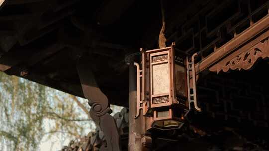 中式古典木质灯笼特写