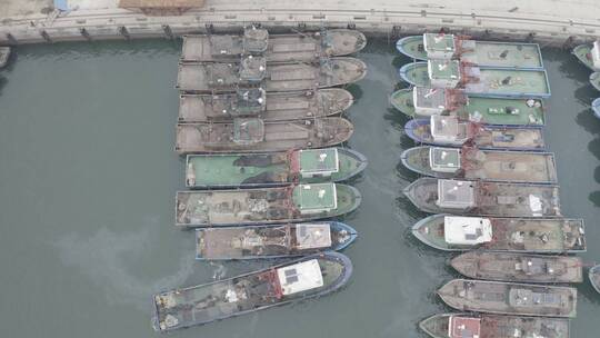港口码头岸边停靠的渔船视频素材模板下载
