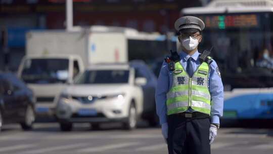 九一八街上行人默哀车辆停车鸣笛 勿忘国耻