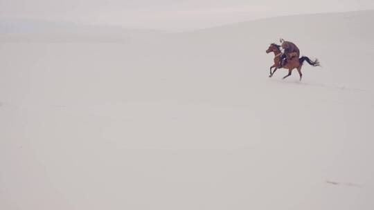 流浪者在穆斯林沙漠骑马