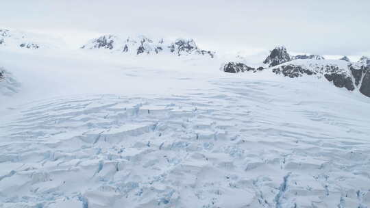 南极洲海岸冰川融冰鸟瞰图