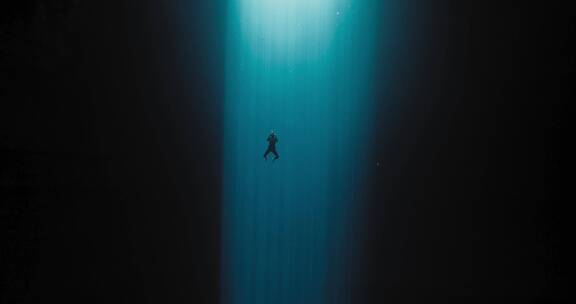 潜水员潜入深海探险