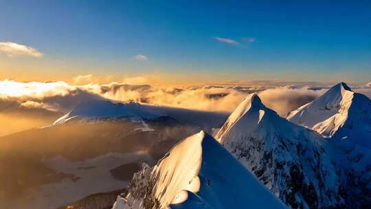 日照雪山的壮丽自然风光