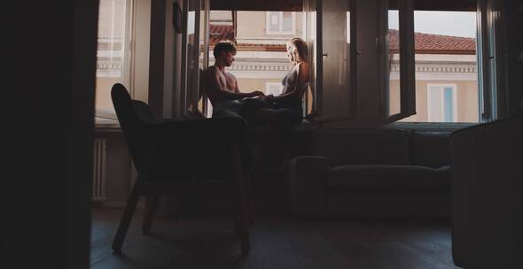 坐在窗台看风景的夫妇