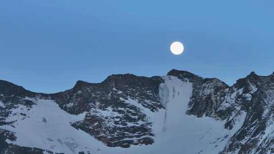 四川阿坝航拍月色下的岷山山脉四根香峰雪山视频素材模板下载