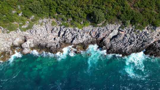 史诗般的岩石海岸线，巨大的悬崖被海浪溅起
