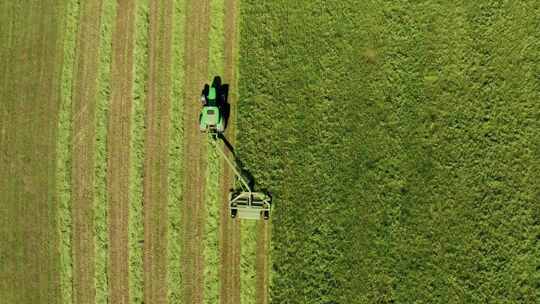航拍现代机械化收割农作物视频素材模板下载