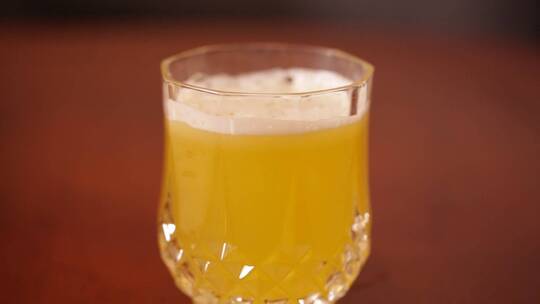 玻璃杯倒果汁 (4)