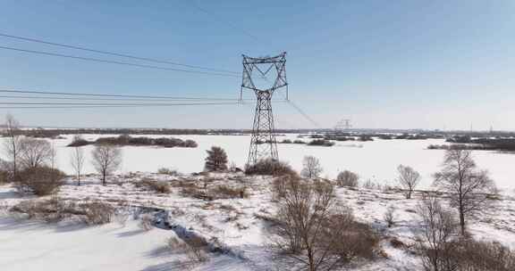 雪后户外高压电线塔全景