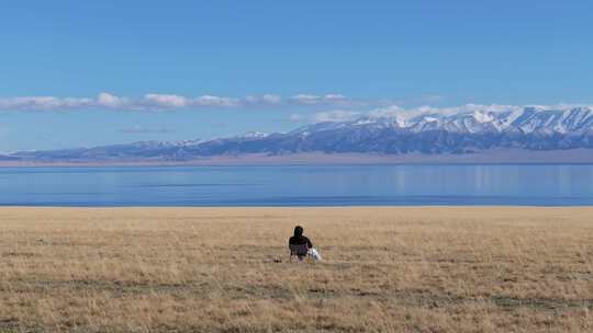 航拍男子在秋天的新疆赛里木湖畔玩耍