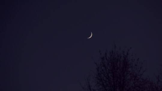 【空镜】4K夜景-冬季夜空弯月-多景别长镜头