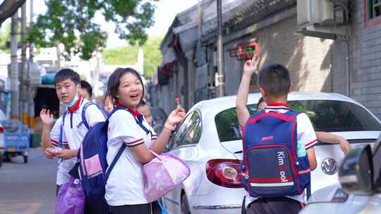 家长接送孩子放学回家路上