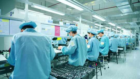 工人在工厂组装手机