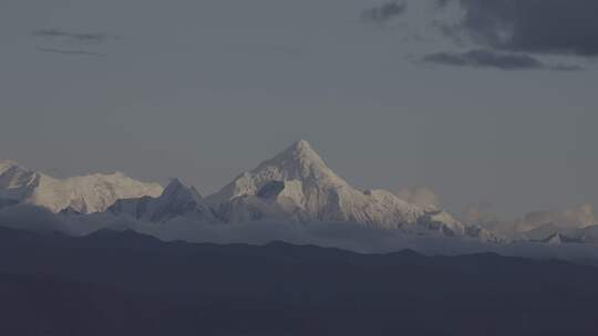 川西日照金山