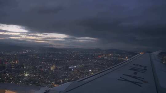 飞机在夜晚飞过城市上空视频素材模板下载