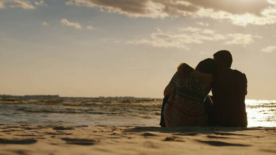 情侣在海边休息视频素材模板下载
