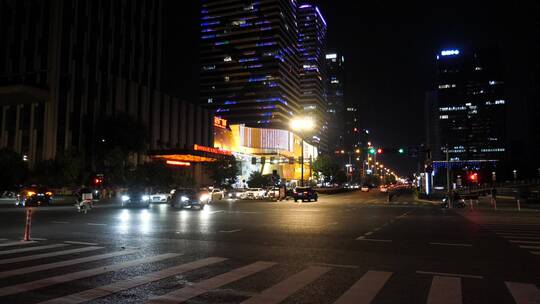 220719夜晚马路高楼红绿灯实拍视频 (36)