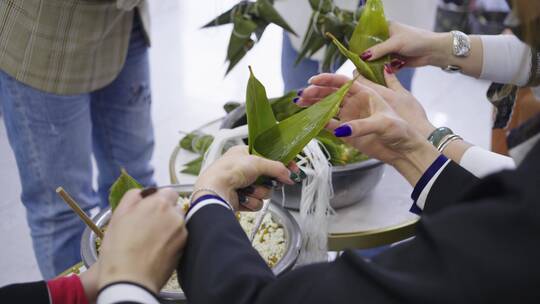 4k实拍端午佳节包粽子素材