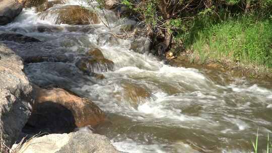 呼和浩特大青山里的小溪天然泉水矿泉水