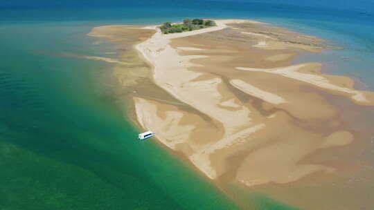 风景优美的沙岛与蓝色海洋海岸线，空中无人机4K，昆士兰，澳大利亚视频素材模板下载