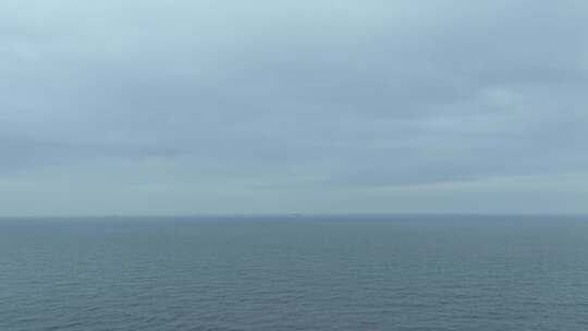 阴天大海航拍海面飞行海平面飞越大海下雨天