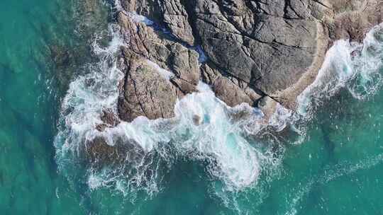 海浪拍打礁石大海浪花礁石