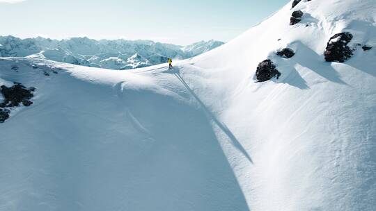 滑雪爱好者在高山滑雪