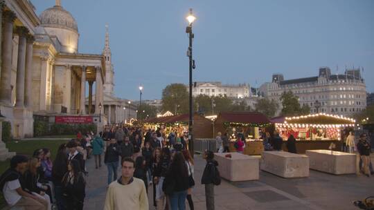 伦敦特拉法加广场来往的行人视频素材模板下载