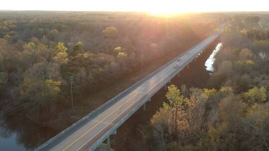 无人机拍摄的大桥日落